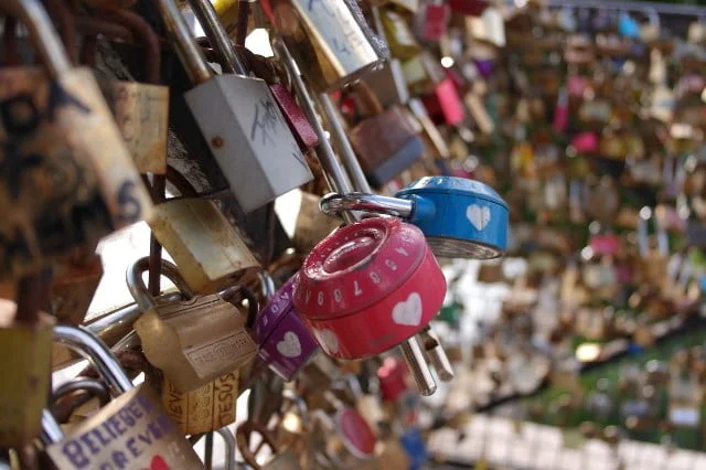 Love Lock Bridge in Paris: 17 Photos of Pont des Arts & Pont Neuf Bridge 24 Love lock - Pont Neuf